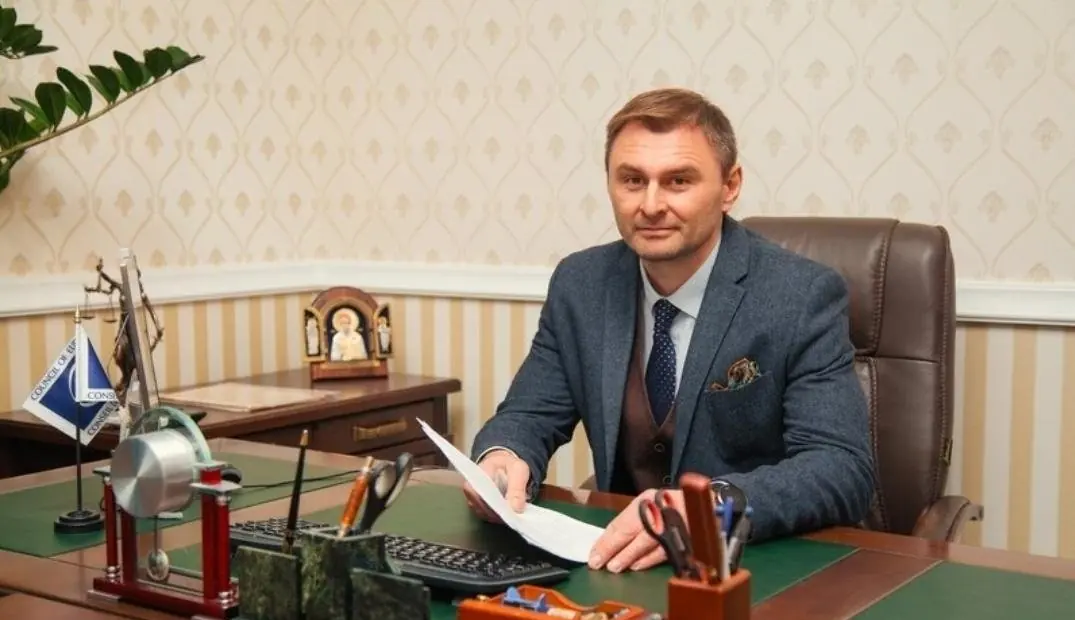 Адвокат Артеменко И.А. в рабочем кабинете